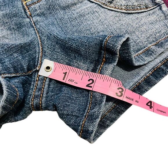 10/$25🦋 Truce Medium Wash Low Rise Denim Shorts - Size 5 - Picture 8 of 11
